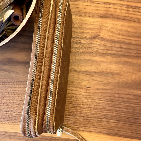 NWOT Wallet - Picture 3 of 5